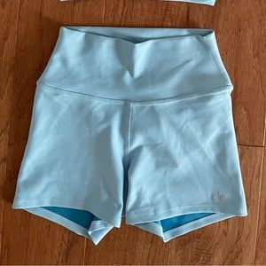 Alo Yoga 5” Airlift Biker Short in Baby Blue